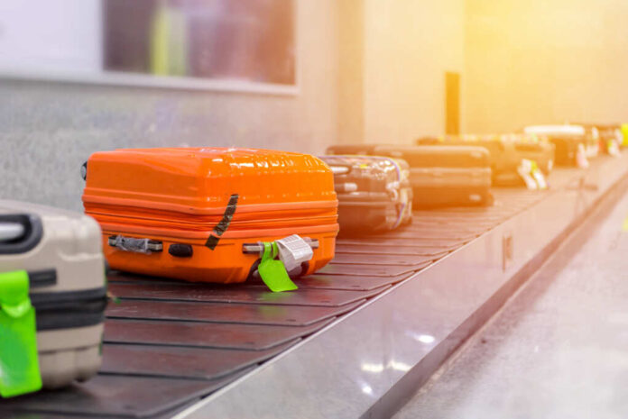 Suitcase,Or,Luggage,With,Conveyor,Belt,In,The,Airport.