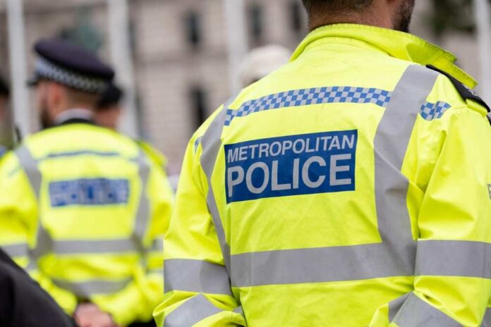London,,Uk.,19th,July,2023.,Metropolitan,Police,Sign,On,The Uniformed Metropolitan Police officers standing in a public area